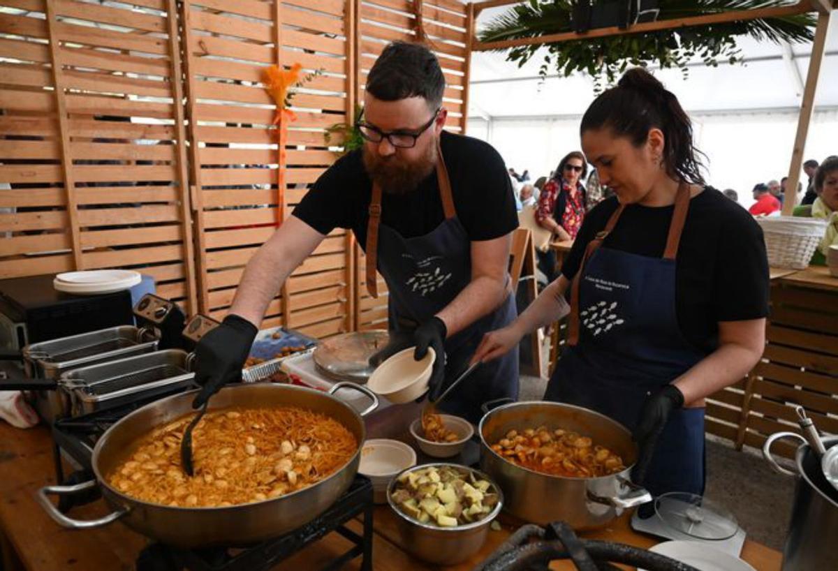 Las tapas se preparan en la carpa. | R. V.