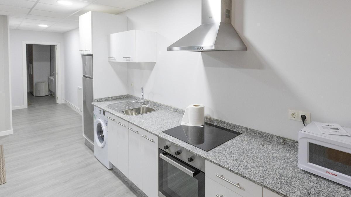 Cocina de la vivienda habilitada en el Lab Barbanza para formación en limpieza y atención en el hogar.