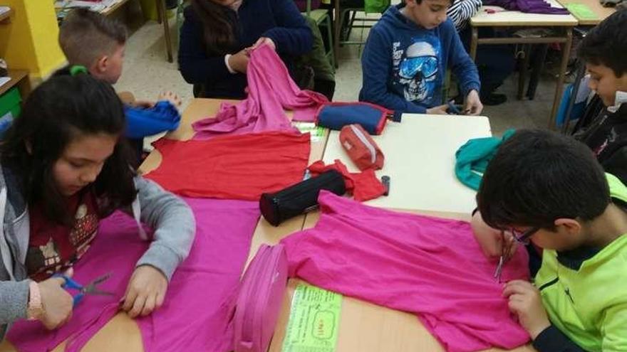 Los alumnos tendrán que elaborar bolsas o marionetas. // FdV