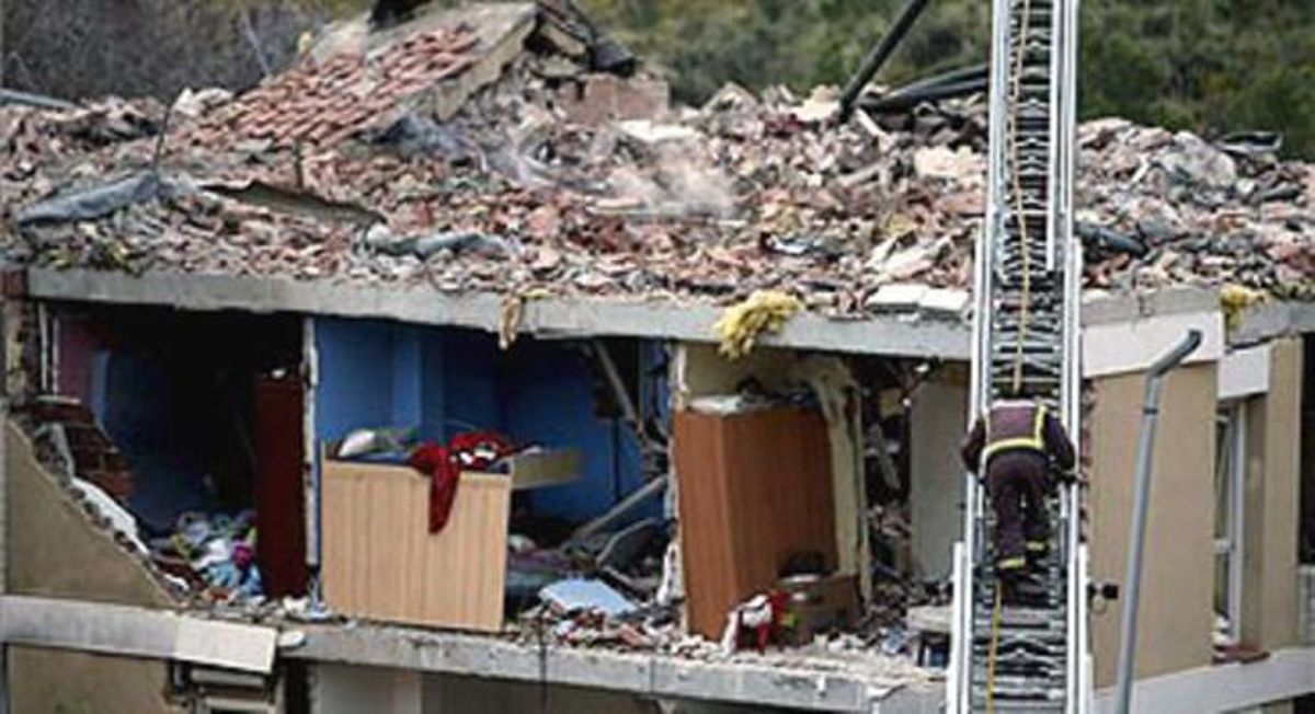 Un bomber revisa l’edifici de Gavà on hi ha hagut l’explosió. Un bomber revisa l’edifici de Gavà on hi ha hagut l’explosió.