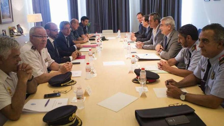 Responsables policiales cara a cara en la reunión celebrada ayer en Barcelona. // Efe