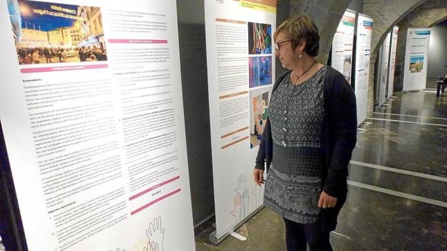 La regidora de Participació Ciutadana, Mireia Estefanell, contempla un dels panells de l&#039;exposició