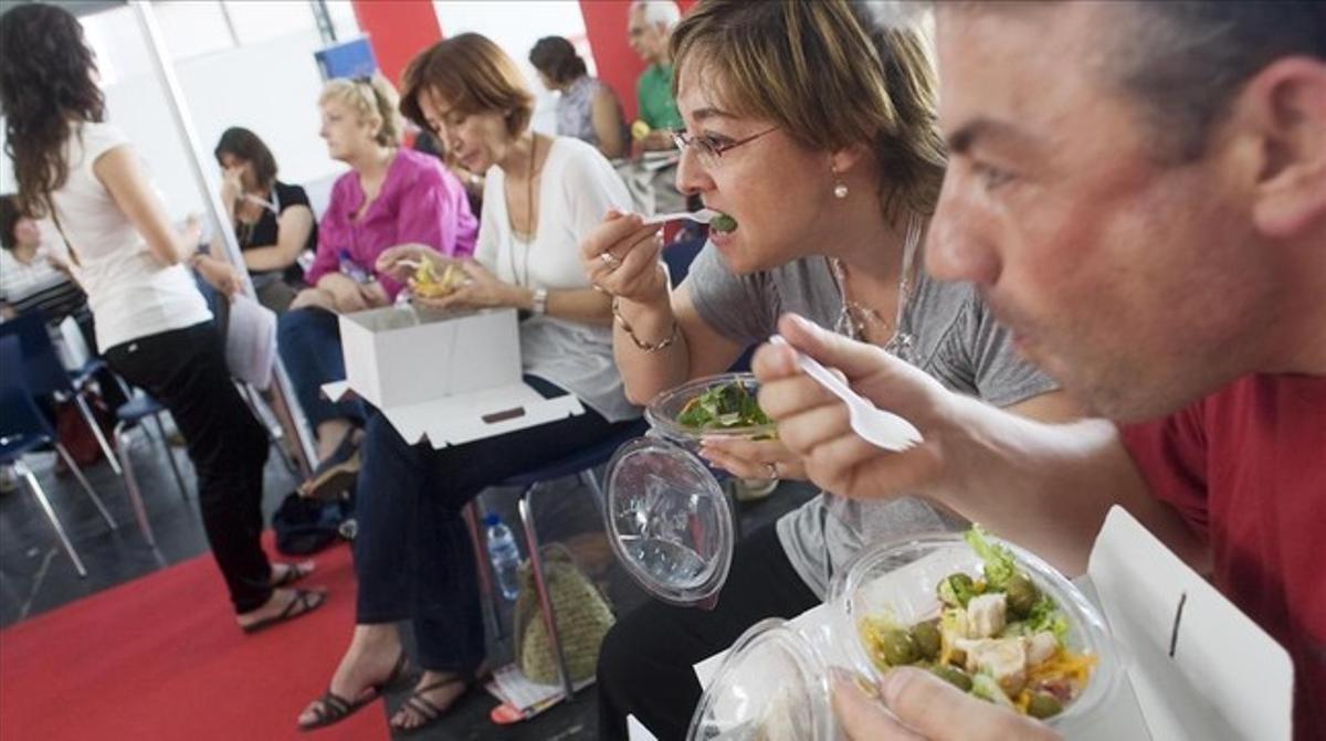 Una imatge d’arxiu en què un grup d’homes i dones se sotmeten a una dieta. Una imatge d’arxiu en què un grup d’homes i dones se sotmeten a una dieta.