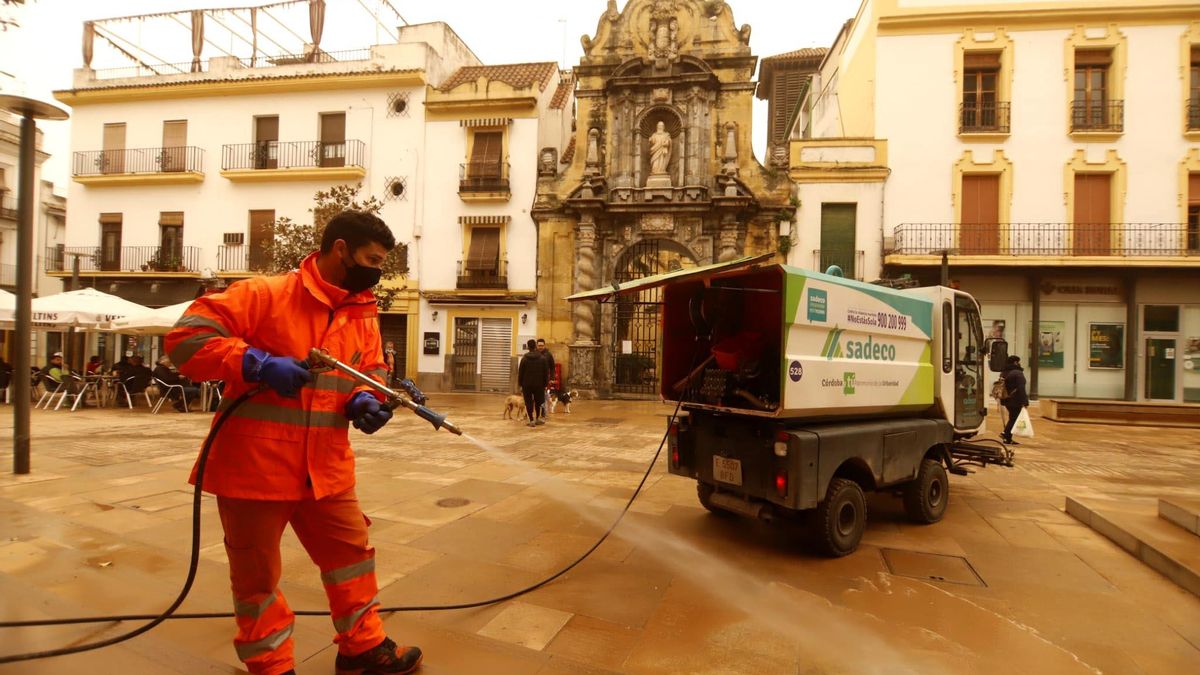Operarios de Sadeco limpian la calle Capitulares esta mañana.