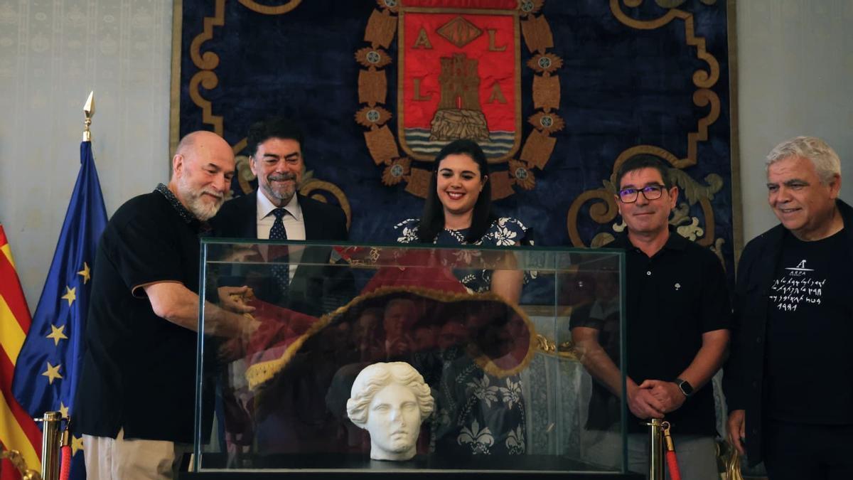 El alcalde Luis Barcala, la concejala Nayma Beldjilali, y arqueólogos, durante la presentación de la Venus de Alicante.