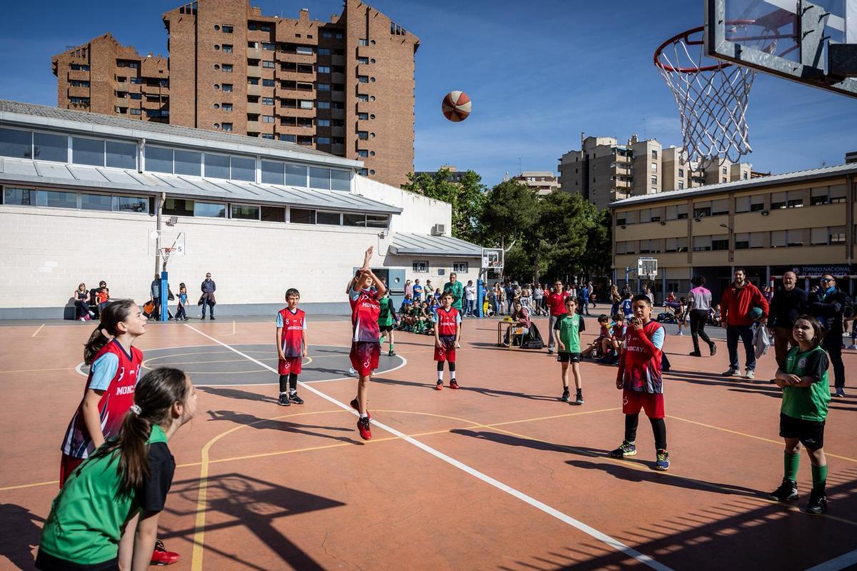 En imágenes | La emoción del baloncesto escolar se vive al máximo en el torneo del Colegio Doctor Azúa