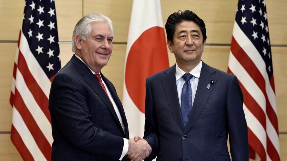 El secretario de Estado de EEUU, Red Tillerson, (izquierda), y el primer ministro japonés Shinzo Abe.