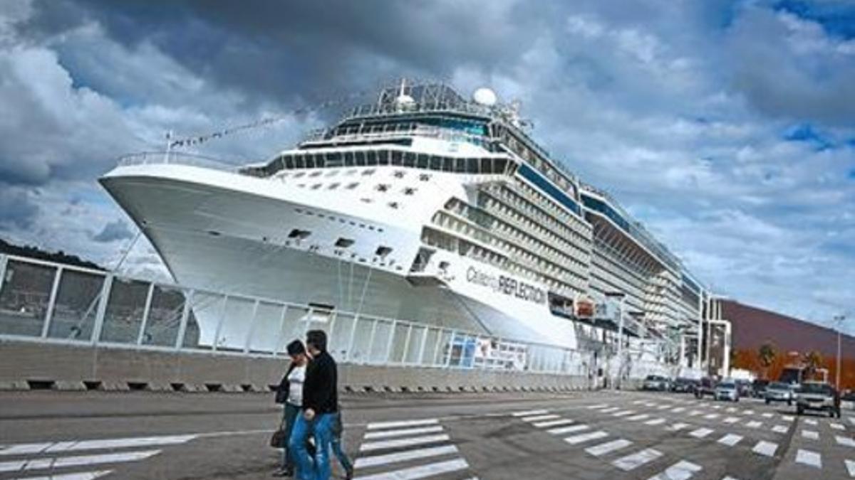 Escala inaugural 8 El último barco de Celebrity, en el muelle Adossat de Barcelona, el 21 de octubre.