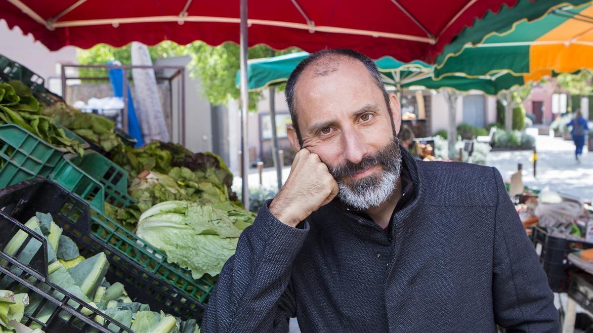 El dietista-nutricionista, profesor y divulgador Julio Basulto, en un mercado en santa Eulàlia de Ruiprimer (Osona).