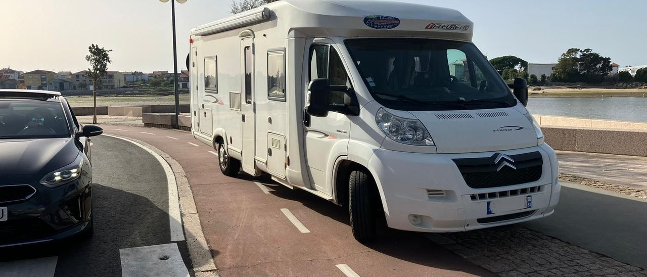 Una autocaravana estacionada sobre el paseo marítimo de Terra de Porto-Lordelo y su carril bici.