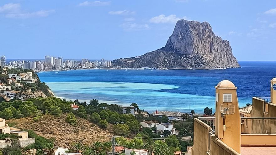 Espectacular contraste de azules en la bahía de Calp