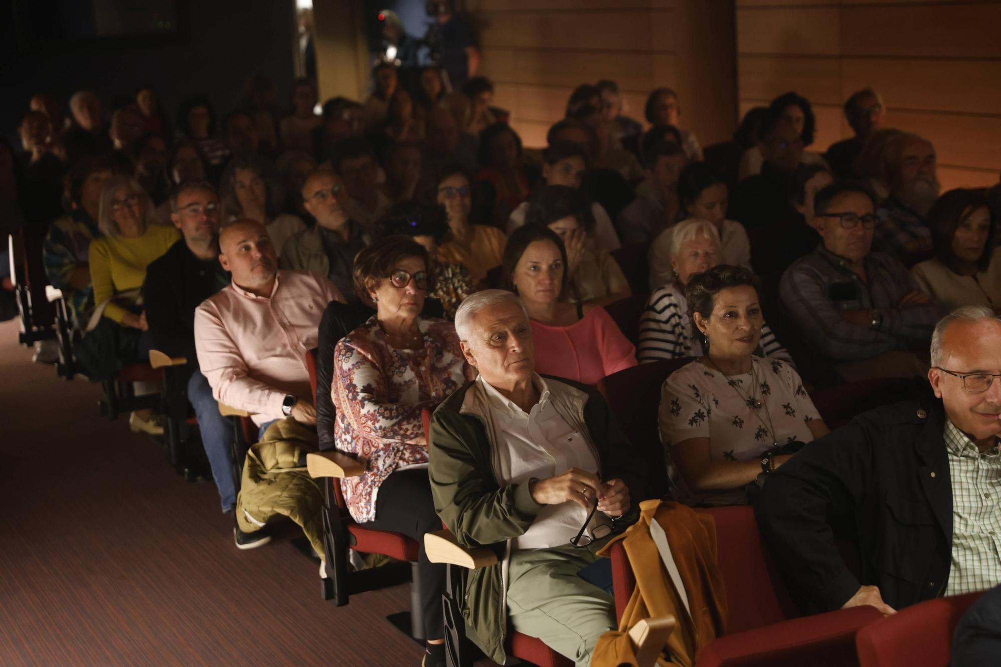 EN IMÁGENES: Así se vivió el homenaje al poeta y escritor asturiano, Xuan Bello, en la Casa de la Cultura de Avilés.
