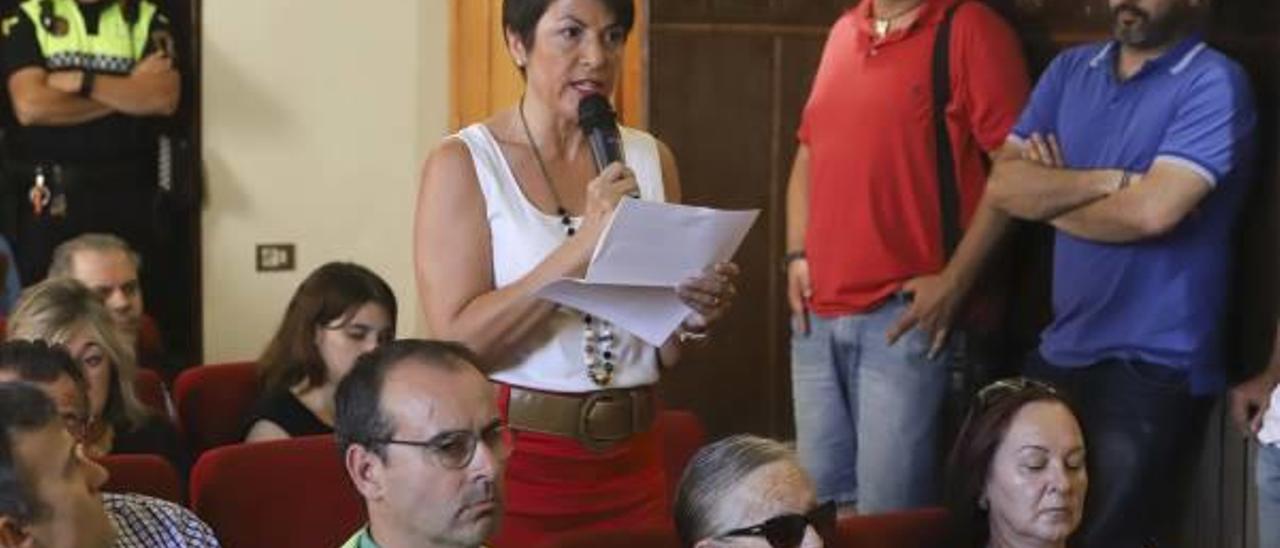 La madre de uno de los guardias civiles agredidos en Alsasua ayer en el pleno.