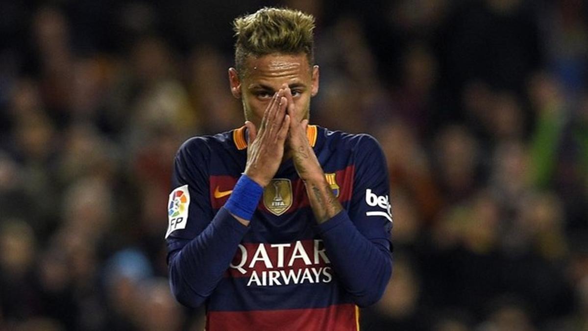 Neymar se lamenta de una ocasión fallida ante el Valencia