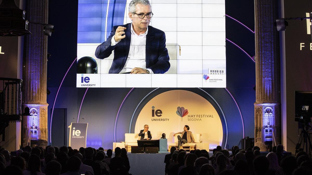 El ejecutivo Pablo Isla y el cineasta y escritor Rodrigo Cortés, en una charla del Hay Festival Segovia 2022.