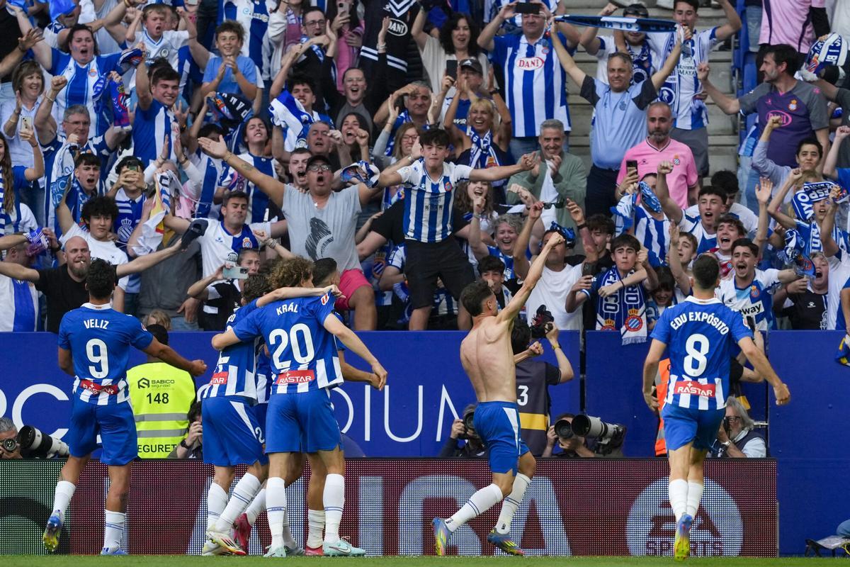Los jugadores del Espanyol festejan con la grada uno de los goles.