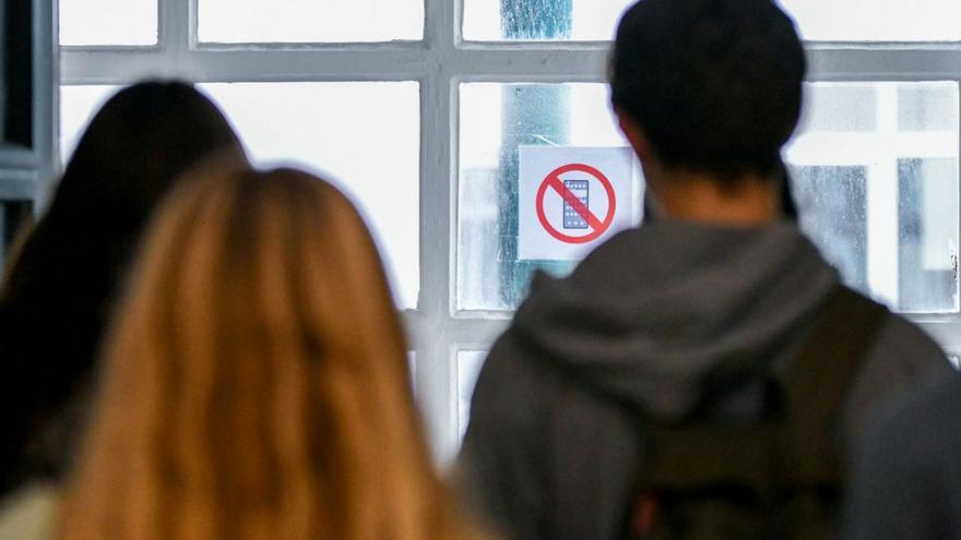 Cartel de prohibición de móvil en un instituto. |   // ARCAY / ROLLER AGENCIA