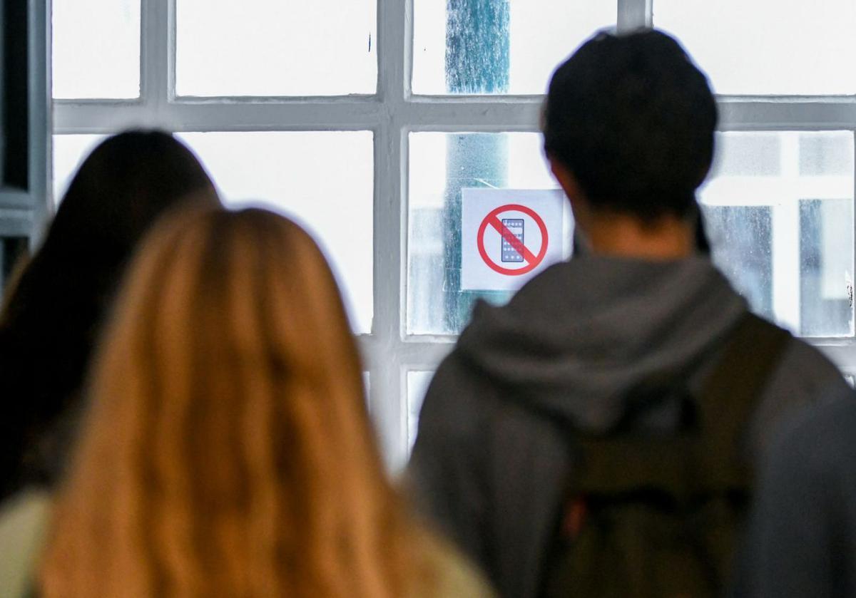 Cartel de prohibición de móvil en un instituto. |   // ARCAY / ROLLER AGENCIA
