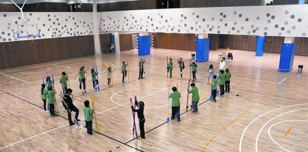 Un grup d’alumnes del col·legi Josep Maria Jujol fan exercicis durant la classe d’educació física. Un grup d’alumnes del col·legi Josep Maria Jujol fan exercicis durant la classe d’educació física.