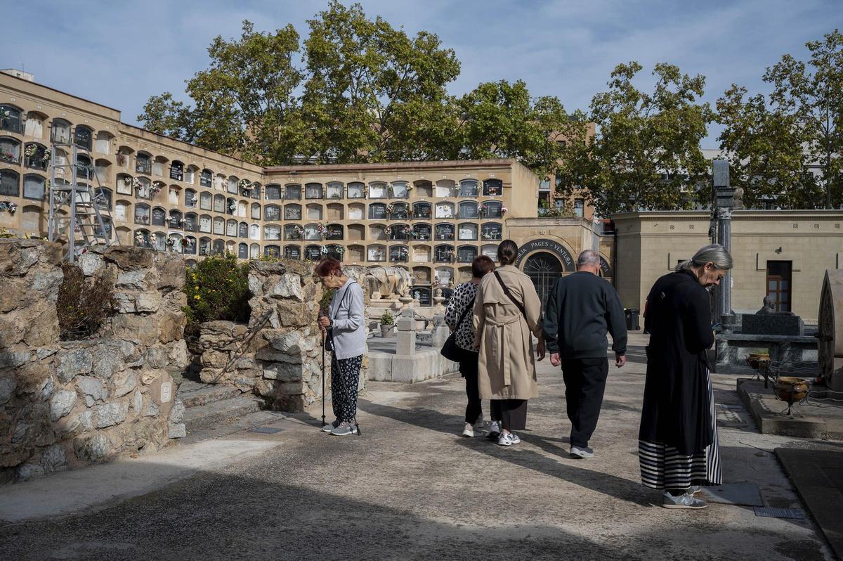 Los cementerios se llenan el 1 de noviembre, día de Todos los Santos 2025, en Barcelona