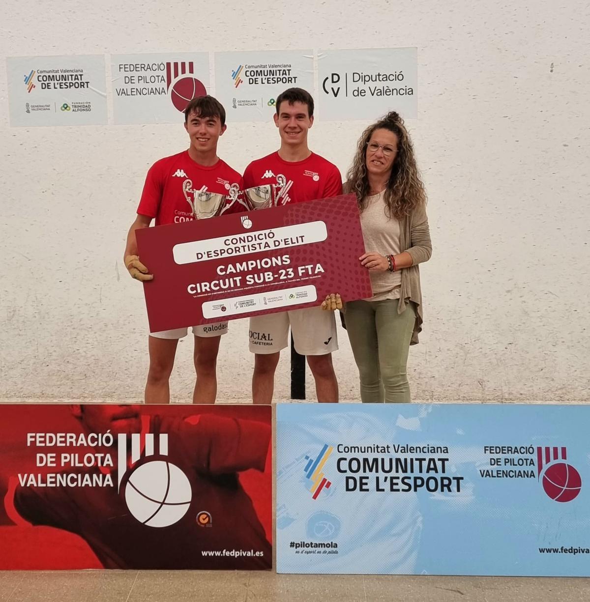 Els campions, amb els trofeus i el diploma d'esportistes d'èlit, amb la vicepresidenta de la FPV, Elena Gómez