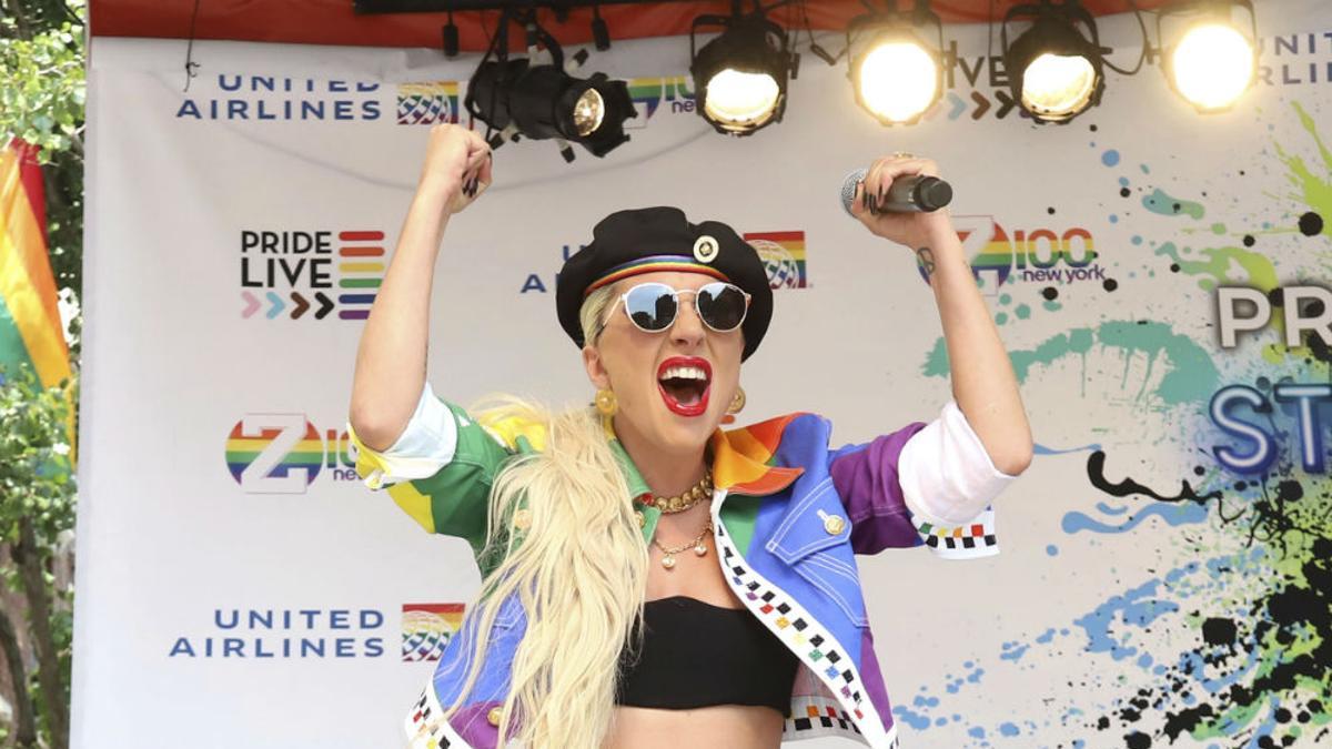 Lady Gaga con look arcoiris de Versace