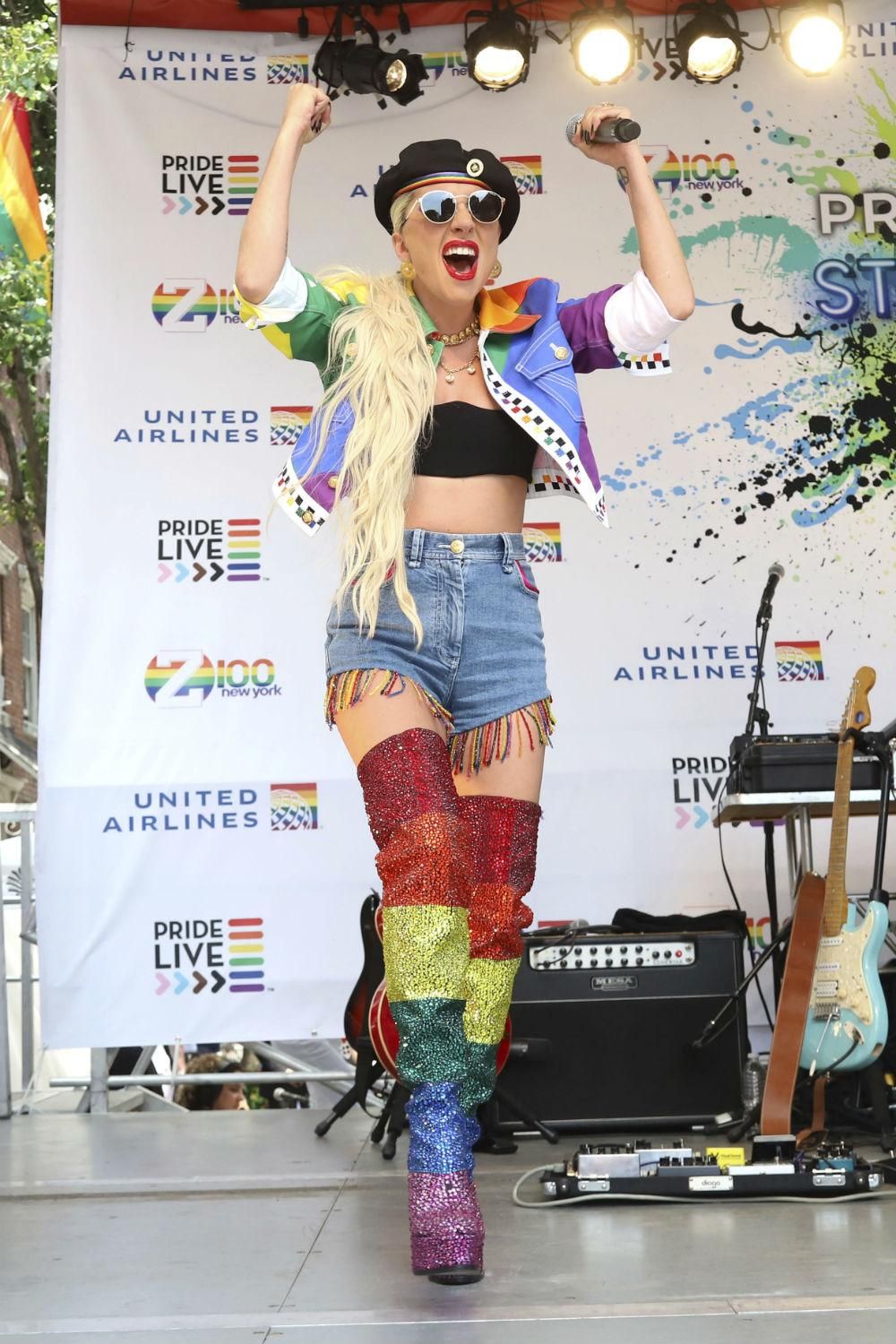 Lady Gaga con look arcoiris de Versace