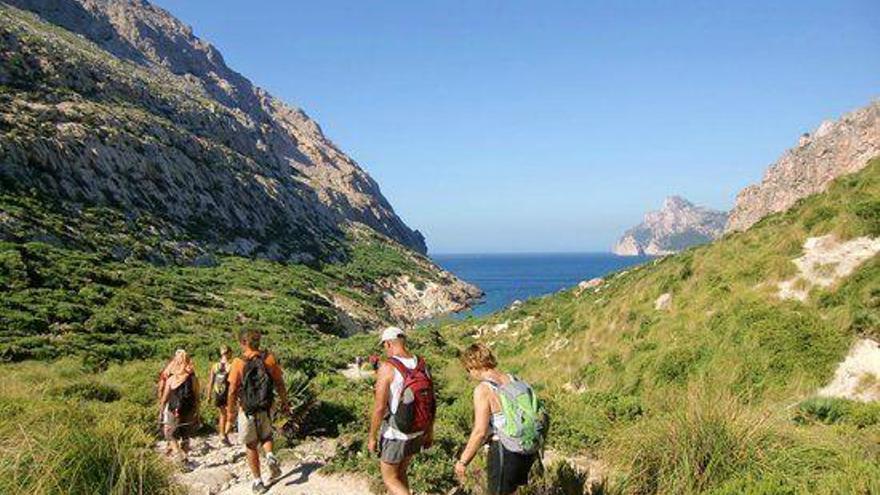 El camino de Cala Bóquer es muy popular entre los excursionistas.