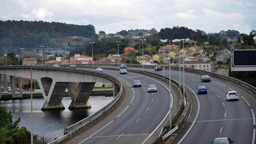 Circulación por el puente sobre la ría de la AP-9, entre Mollabao y A Barca. // G. Santos