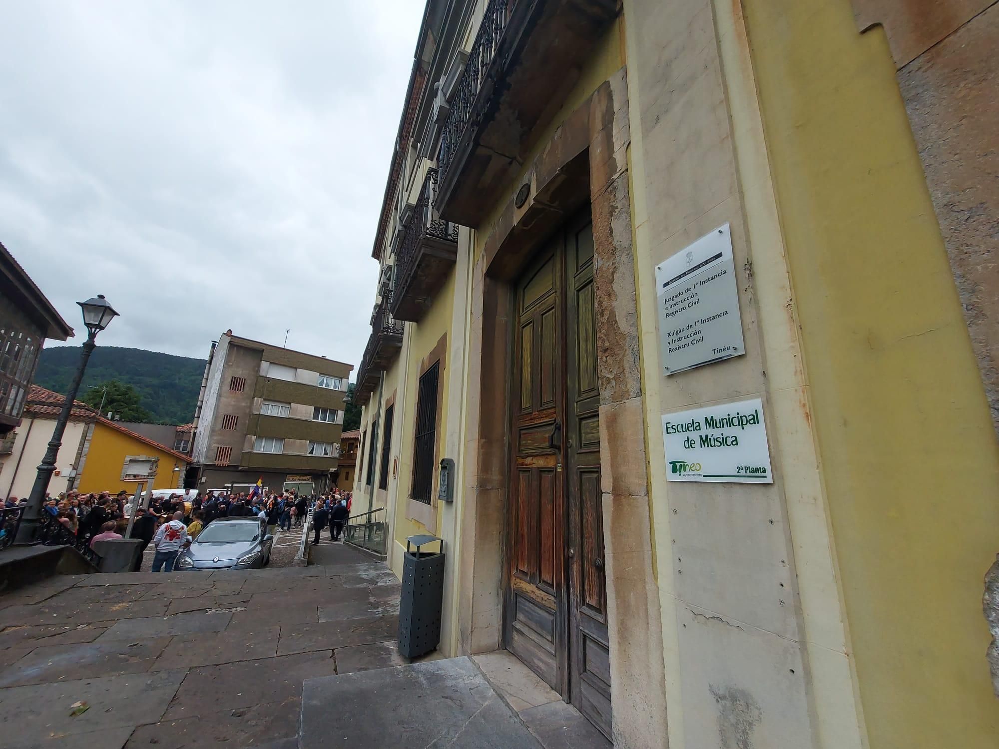 En imágenes: Así fue la manifestación contra el cierre de la Escuela de Música de Tineo