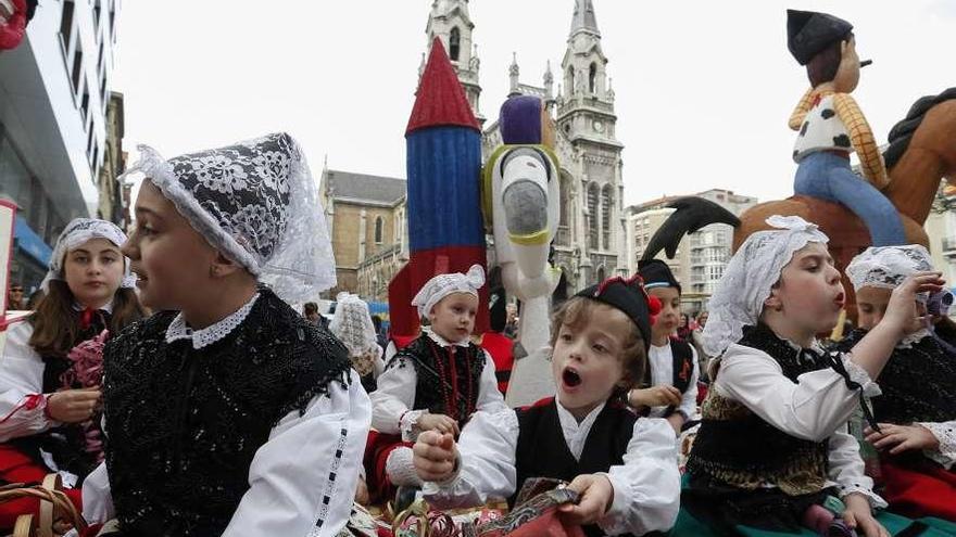 Niños vestidos con el traje regional asturiano en una pasada edición del desfile de carrozas del Bollo.