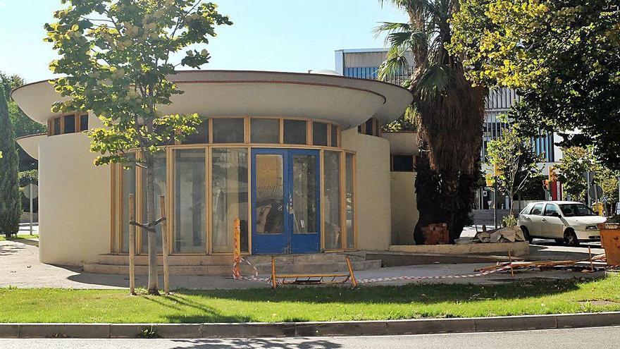 La plaça Josep Pla on s&#039;ha renovat la il·luminació.