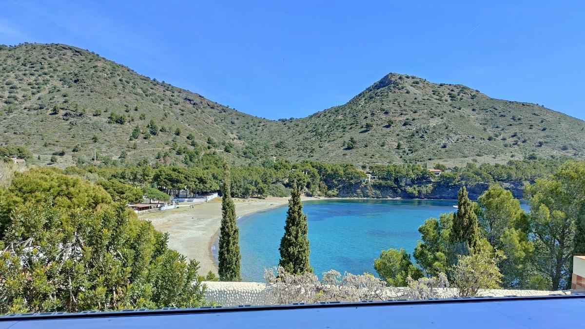 Cala Montjoi, desde la ampliación del edificio histórico de El Bulli.