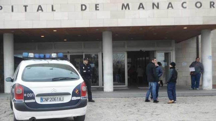 Un policía, a las puertas del hospital de Manacor, donde fue atendida inicialmente la víctima.