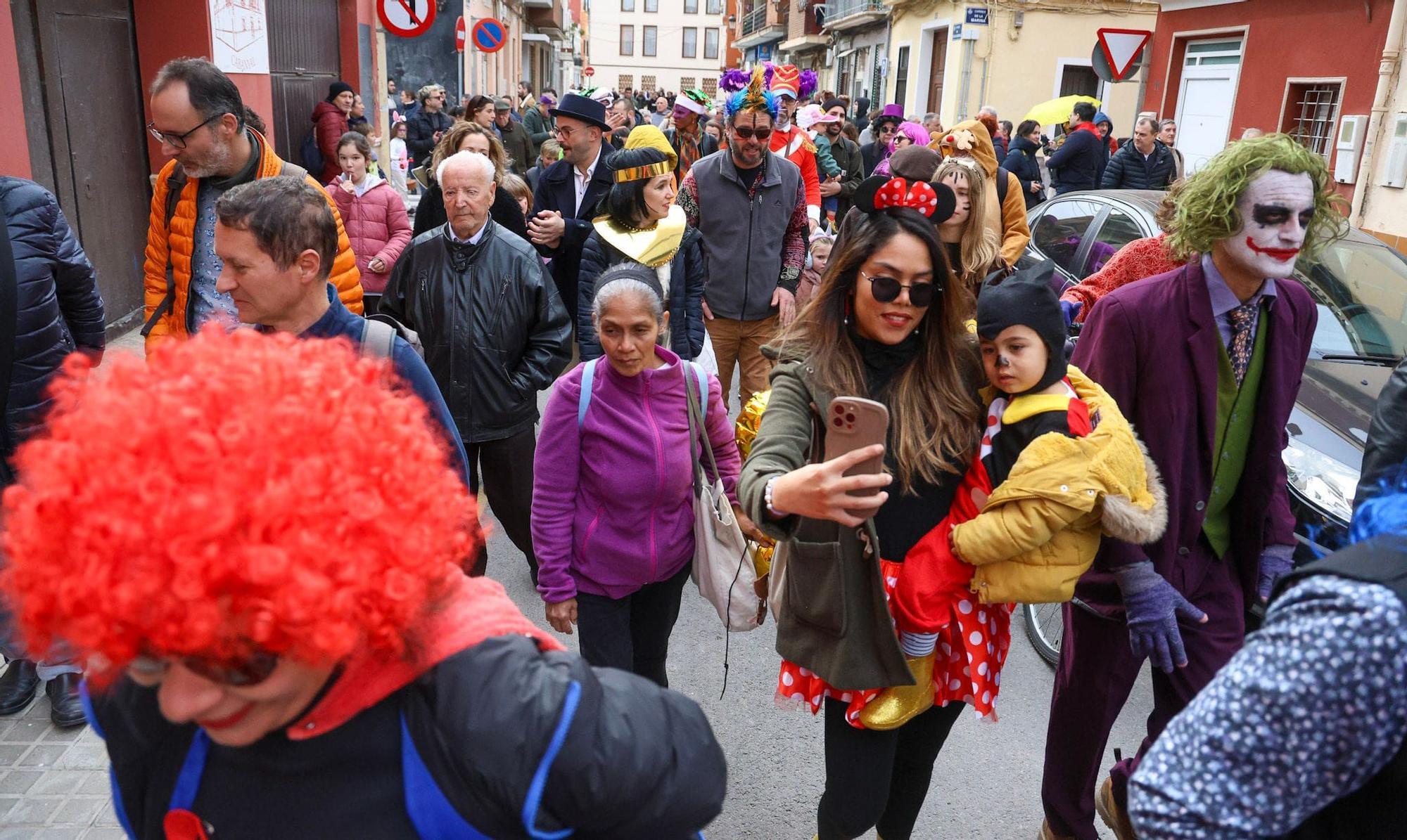 El Cabanyal se vuelca con el carnaval más americano con el 'Mardi Grass' de Nueva Orleans