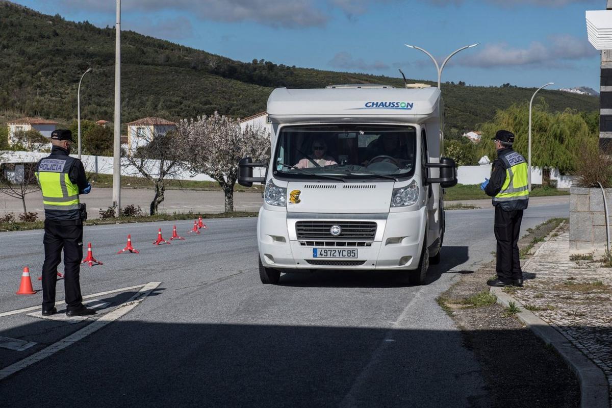 VALENCIA DE ALCÁNTARA (CÁCERES), 17/03/2020.- Control en el paso entre España y Portugal, situado entre las localidades de Valencia de Alcántara, en Cáceres y Marvao, en el Aentejo, este martes, en el que la epidemia de coronavirus prosigue la escalada prevista por las autoridades sanitarias en la tercera jornada del estado de alarma, en la que entra en vigor el cierre de fronteras terrestres decretado por el Gobierno para hacer frente a una crisis sanitaria sin precedentes que mantiene en vilo a la población española. EFE/ Esteban Martinena Guerrero