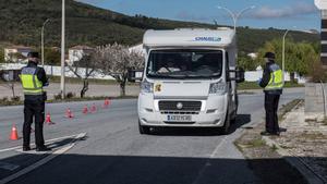 VALENCIA DE ALCÁNTARA (CÁCERES), 17/03/2020.- Control en el paso entre España y Portugal, situado entre las localidades de Valencia de Alcántara, en Cáceres y Marvao, en el Aentejo, este martes, en el que la epidemia de coronavirus prosigue la escalada prevista por las autoridades sanitarias en la tercera jornada del estado de alarma, en la que entra en vigor el cierre de fronteras terrestres decretado por el Gobierno para hacer frente a una crisis sanitaria sin precedentes que mantiene en vilo a la población española. EFE/ Esteban Martinena Guerrero