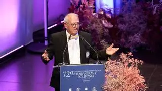 Francisco Andreu Lafuente recibe el Escudo de Oro del Certamen de Habaneras y Polifonía de Torrevieja