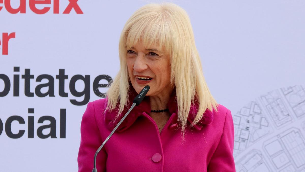 La alcaldesa de Esplugues, Pilar Díaz, durante la presentación de la cesión de terrenos de la Generalitat