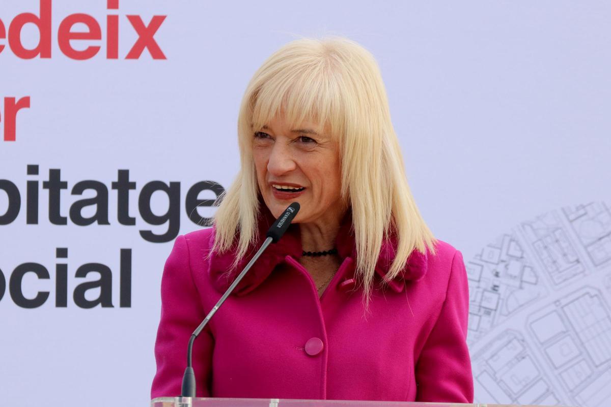 La alcaldesa de Esplugues, Pilar Díaz, durante la presentación de la cesión de terrenos de la Generalitat