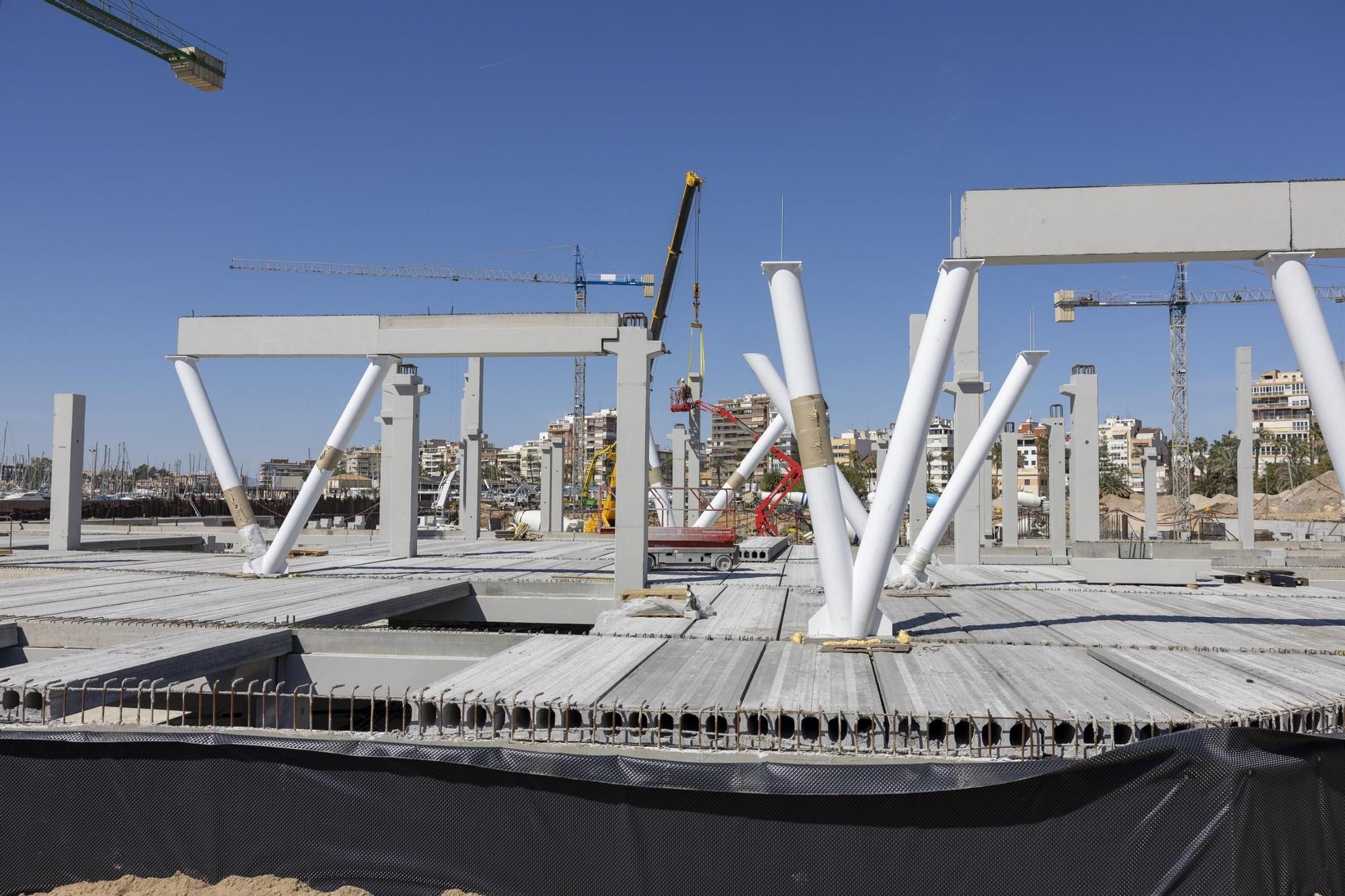 Visita a las obras de la nueva zona de ocio del puerto del director general de Puertos, el alcalde y el gerente de la empresa concesionaria