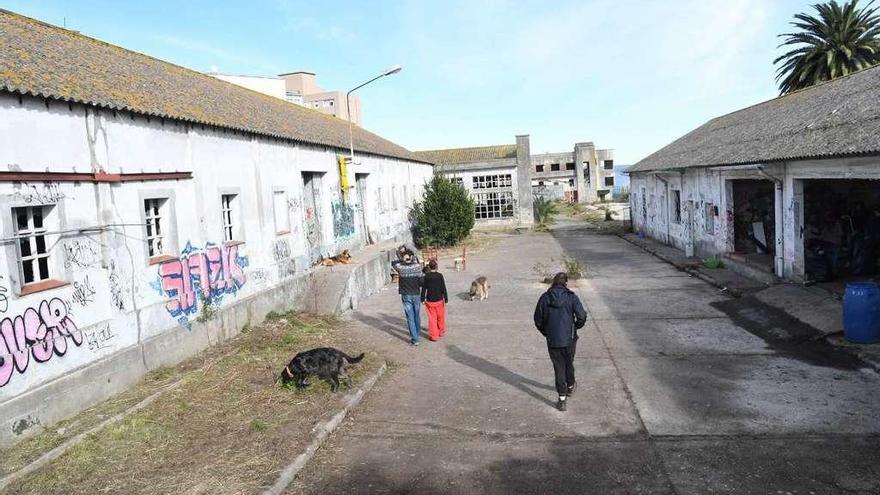 Okupas en el interior del recinto de la Comandancia de Obras.