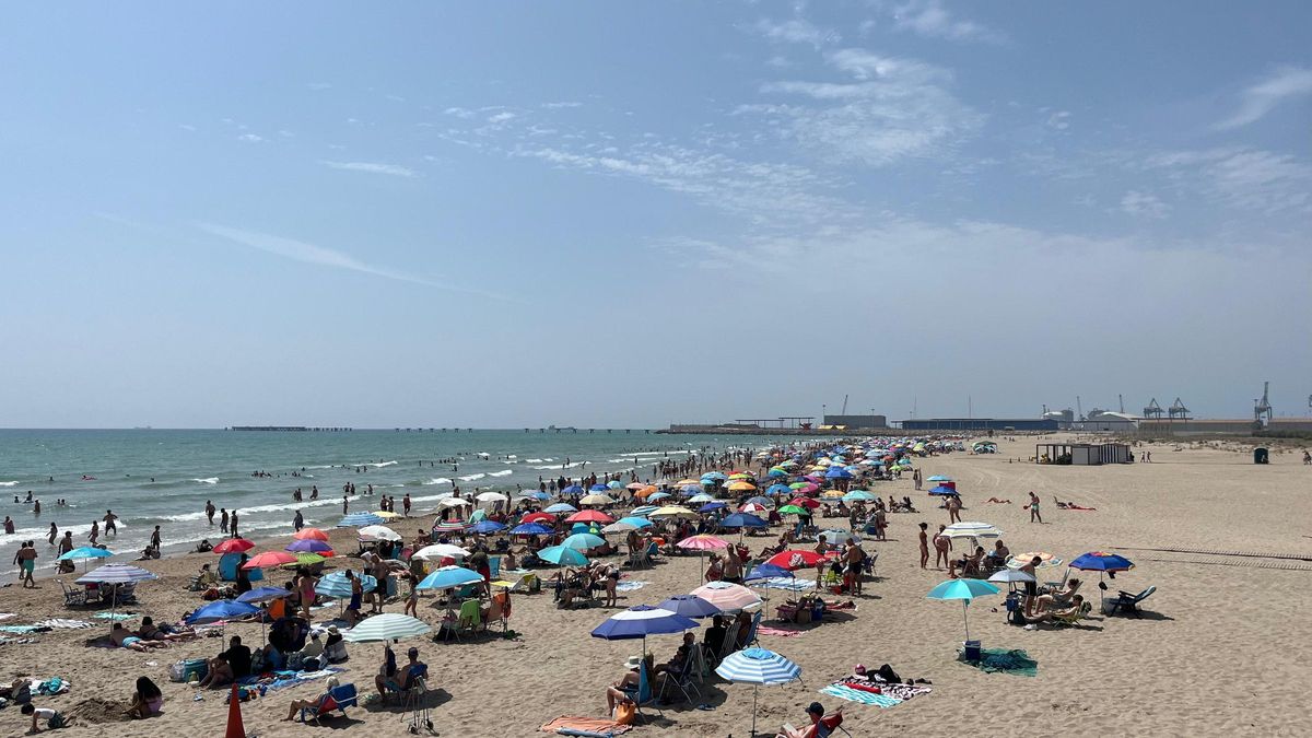 Vista de la playa del Port de Sagunt este fin de semana.