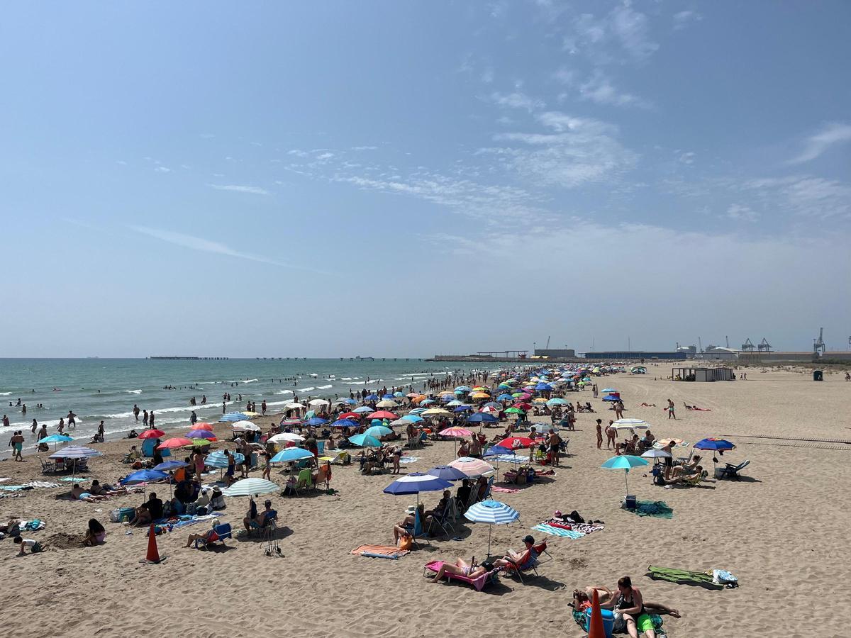 Vista de la playa del Port de Sagunt este fin de semana.