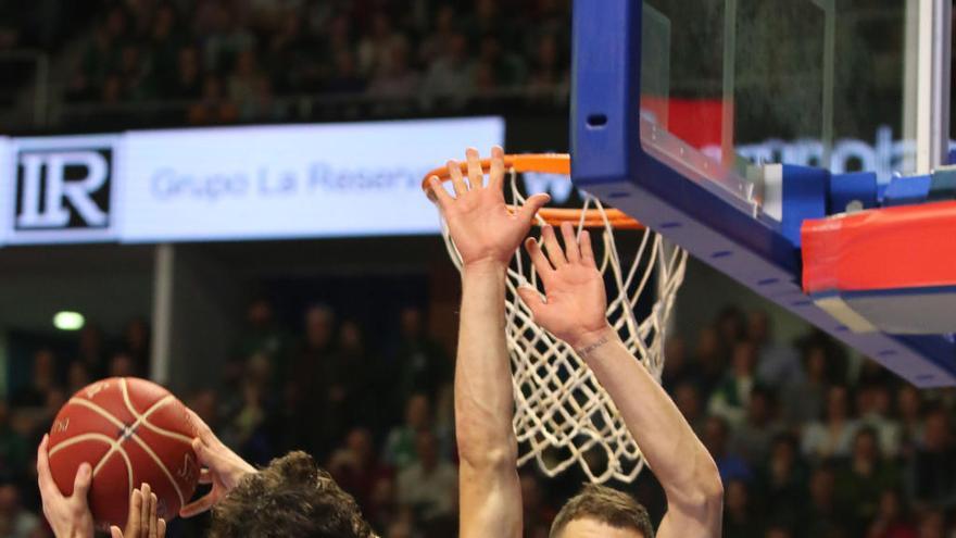 Nemanja Nedovic trata de taponar una entrada a canasta del madridista Sergio Llull.