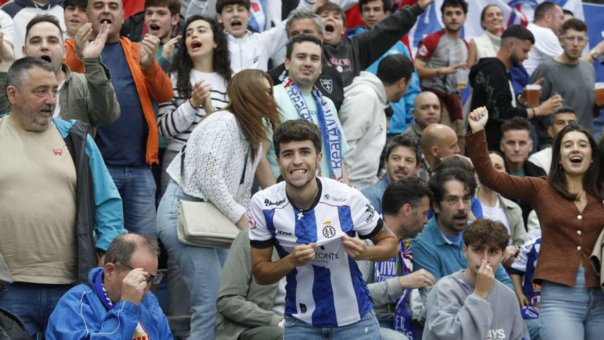 Un aficionado muestra el escudo del equipo en su camiseta duante la jornada del ascenso, en las gradas del Suárez Puerta. | MARA VILLAMUZA