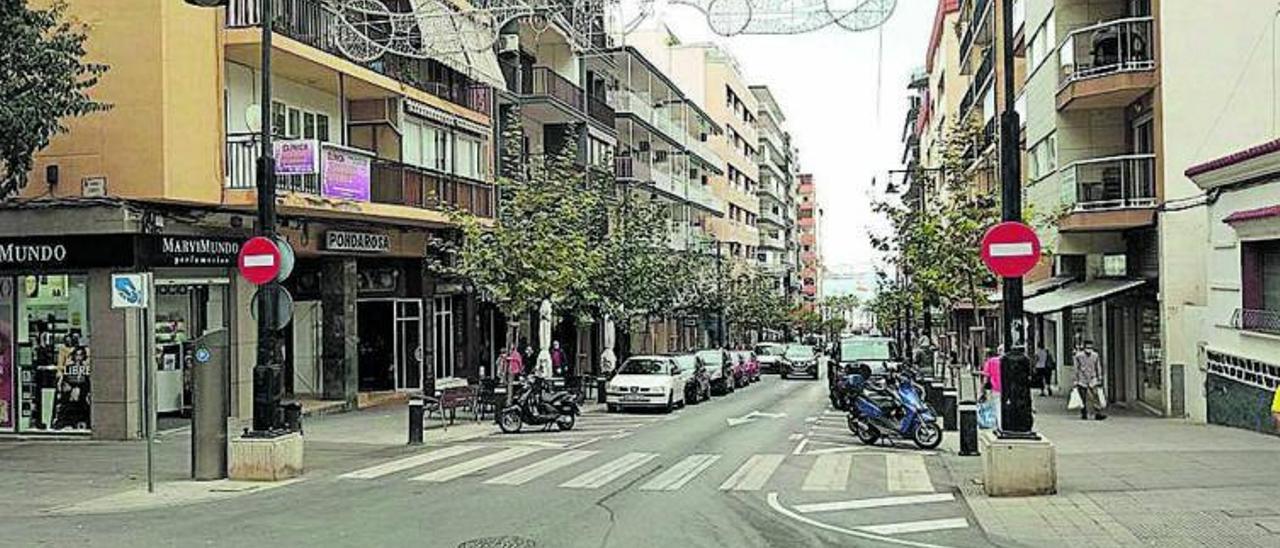 La avenida Gabriel Miró, la arteria comercial de Calp.  | C.L