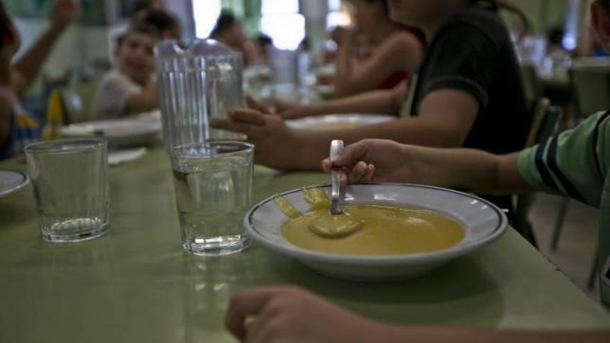 Educación deja sin beca para comer a 2.100 niños pobres