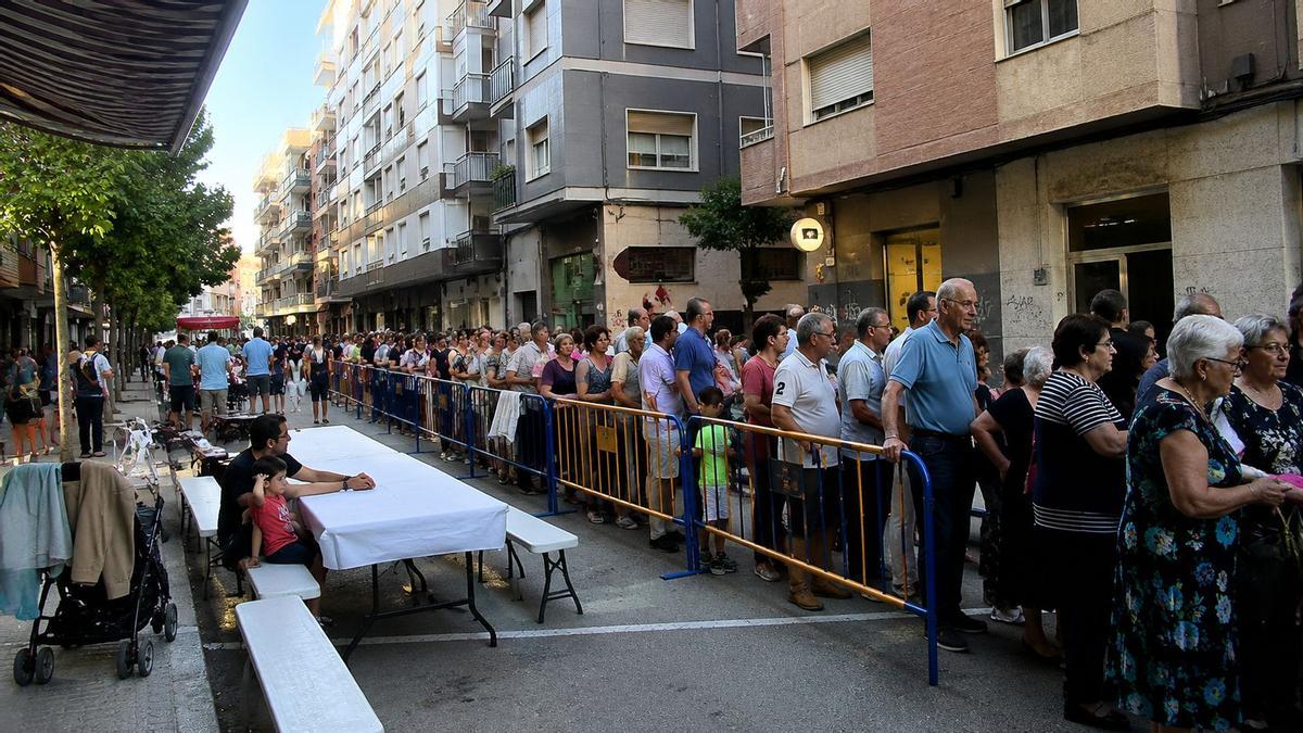 Vecinos en las calderas del barrio Sants de la Pedra.