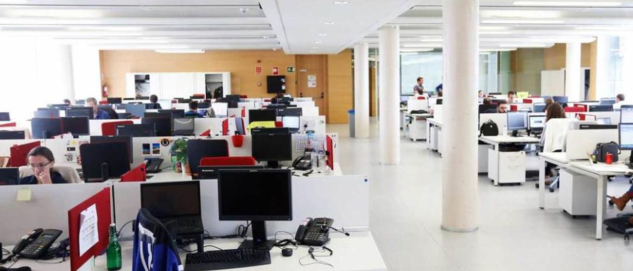 Una de las salas de trabajo, todas caracterizadas por su diseño diáfano y una potente dotación informática.
